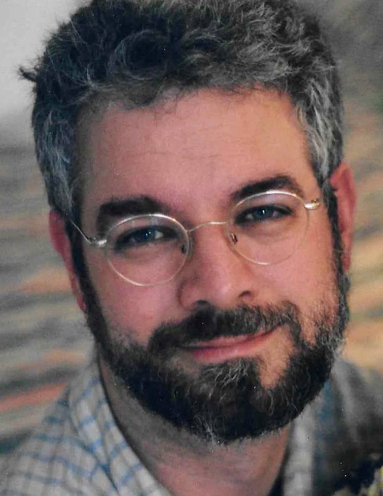 Homme de 41 ans aux premiers cheveux gris sur les tempes